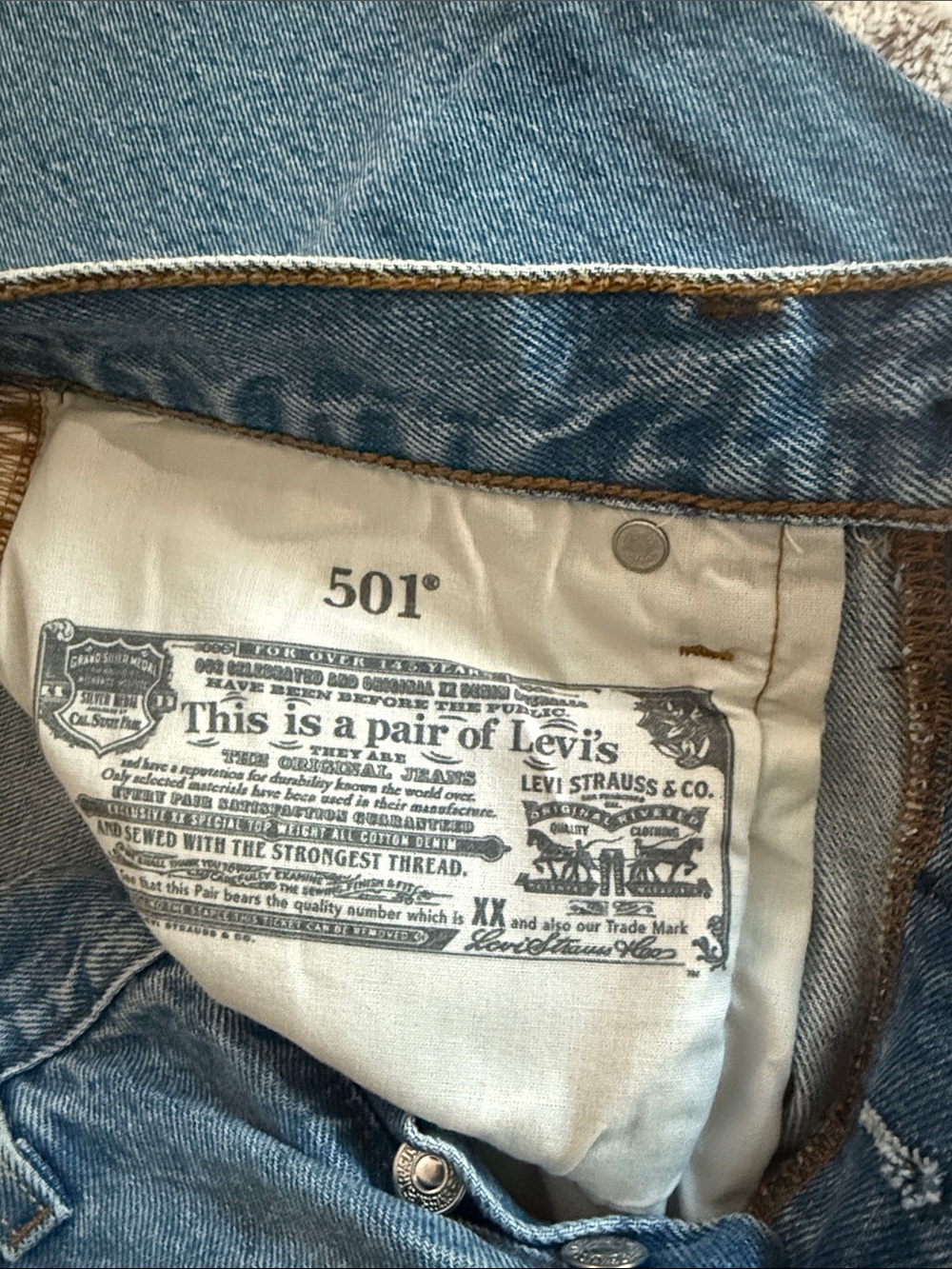 Levi's 501 Light Blue Straight Leg Jeans with Red Tab - Picture 2 of 4